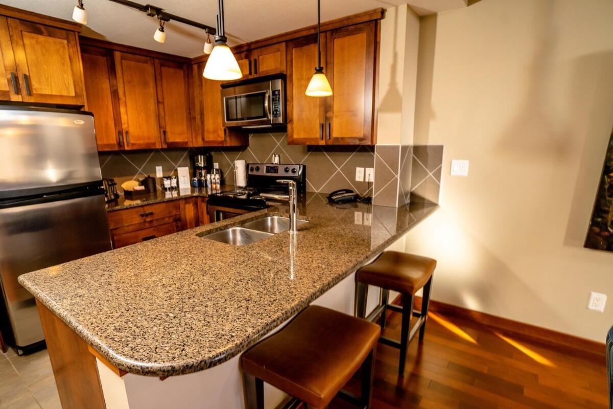 The Raven Suite At Stoneridge Mountain Resort แคนมอร์ ภายนอก รูปภาพ